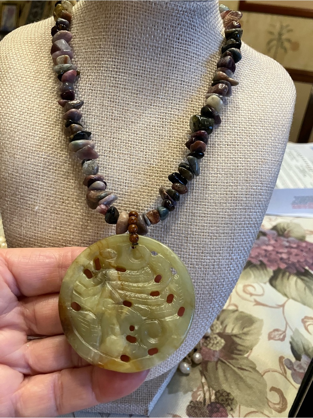 EXQUISITE CARVED JADE PENDANT AND MULTI-COLORED JASPER CHIP CHAIN